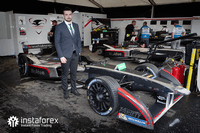 InstaForex - พันธมิตรอย่างเป็นทางการของทีมแข่ง Dragon Racing